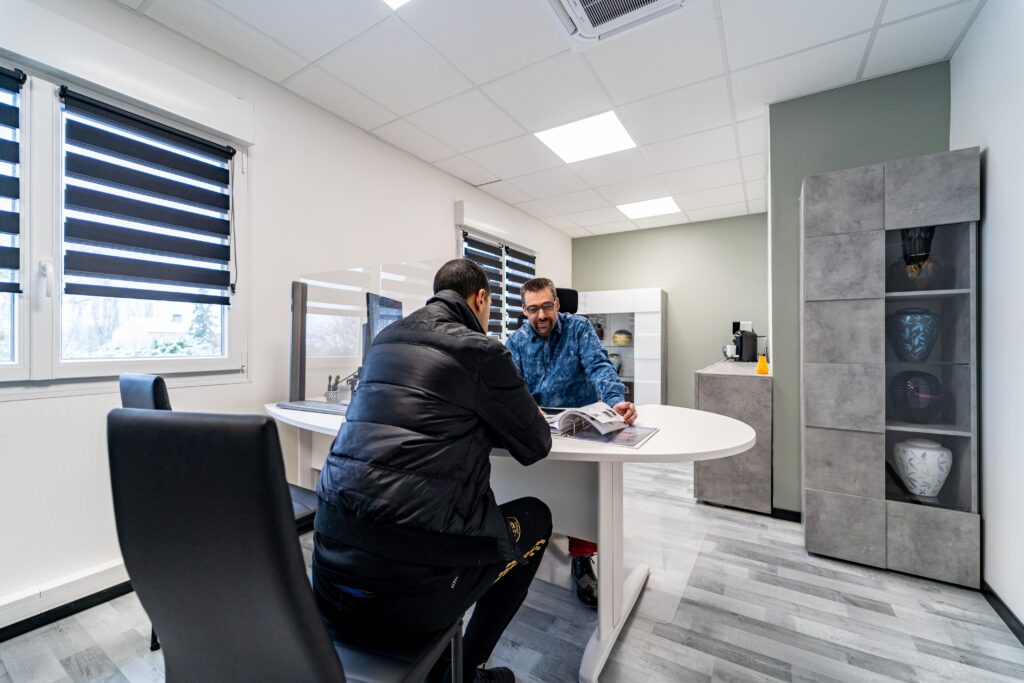 fleurs dans un vase dans un cimetiere